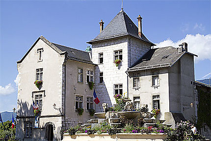 Aix les Bains - Hôtel de Ville et sa fontaine fleurie