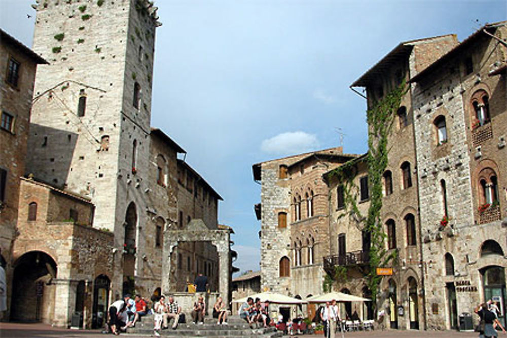 San Giminiano piazza della Cisterna