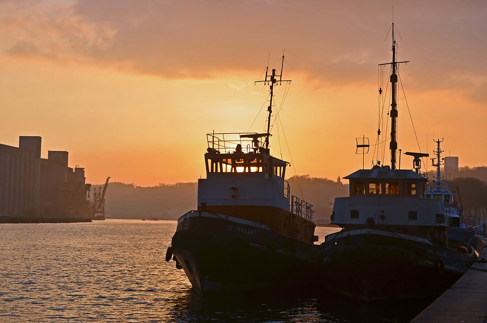 Coucher de soleil sur les remorqueurs