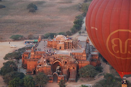 En montgolfière au-dessus de la plaine de Bagan