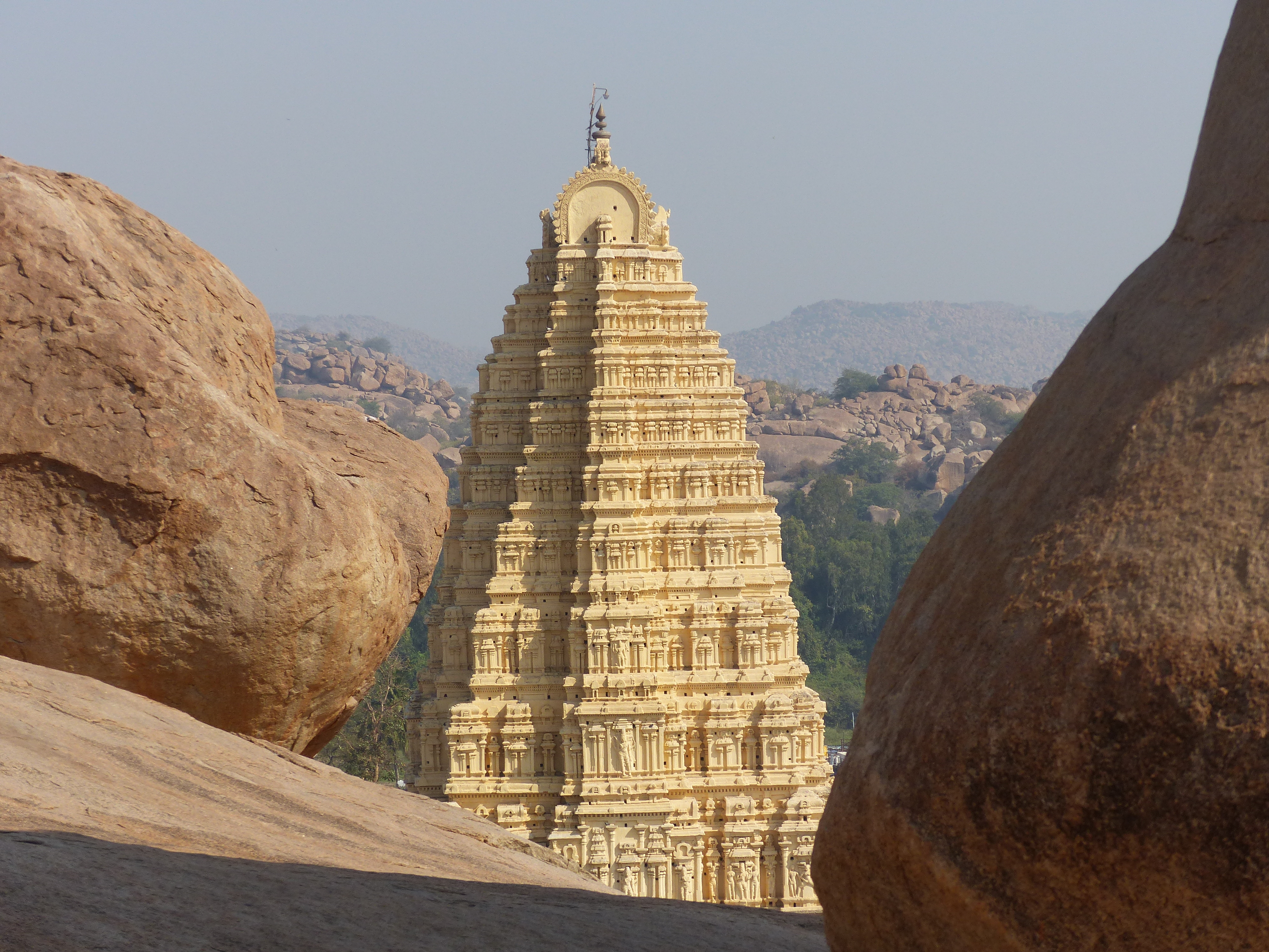 Gopuram du temple de Virupaksha à Hampi Gopuram du temple de Virupaksha à Hampi