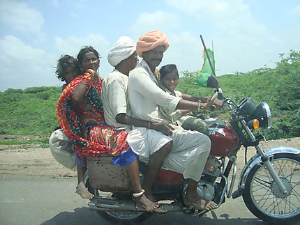 Toute la famille sur la moto sans casque