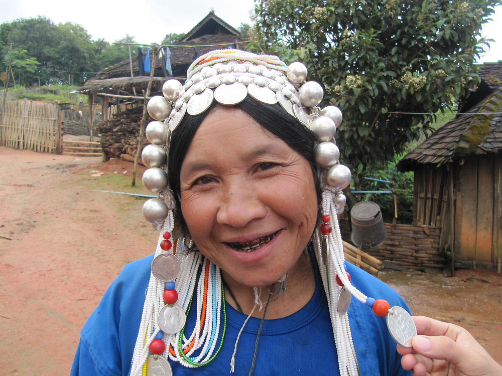 Femme Akha aux dents laquées