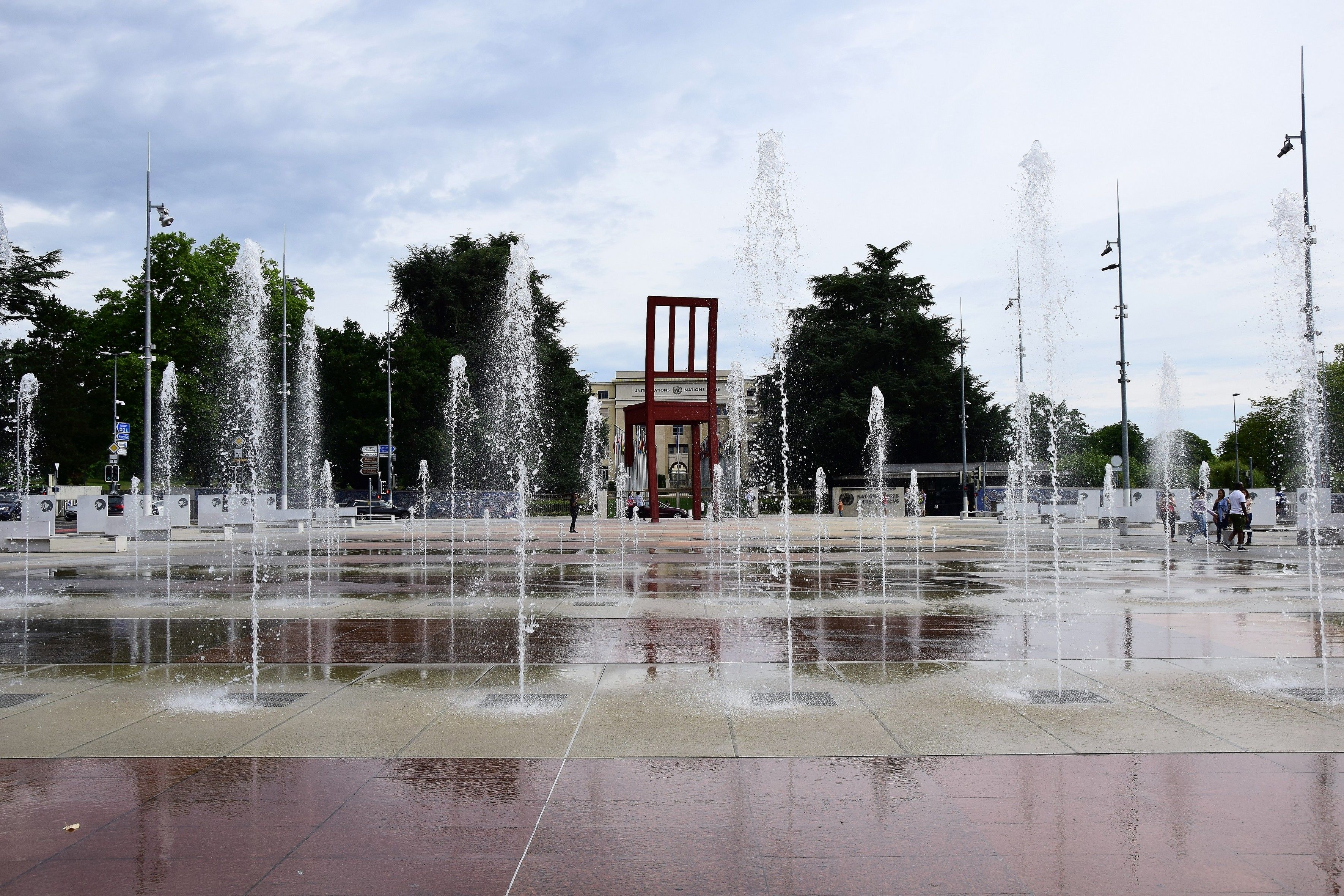 La chaise cassée devant l'ONU à Genève