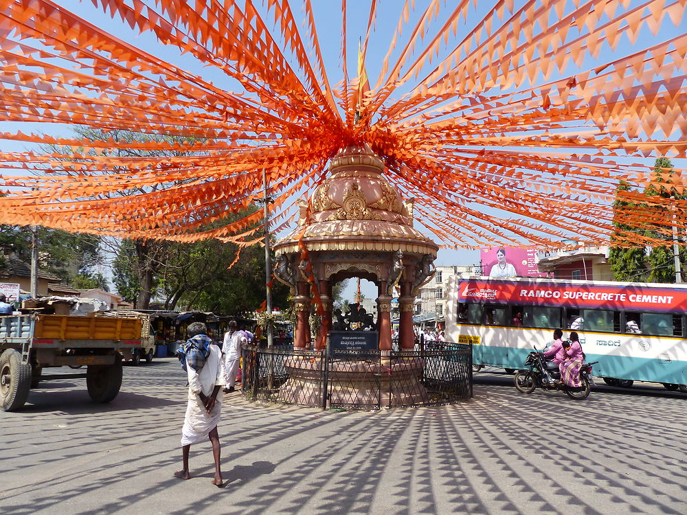 Devant le temple d'Hoysaleshera