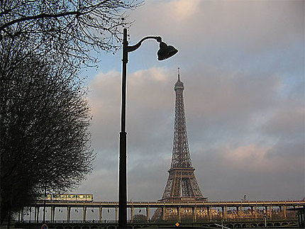 La Tour Eiffel prend une douche
