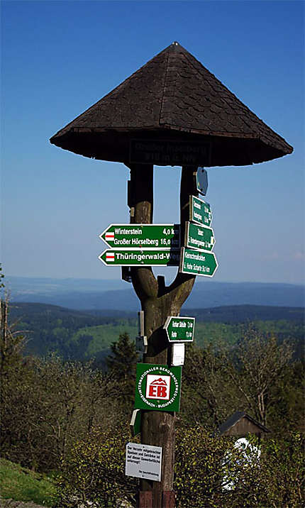 Panneau de randonnée dans la forêt de Thuringe