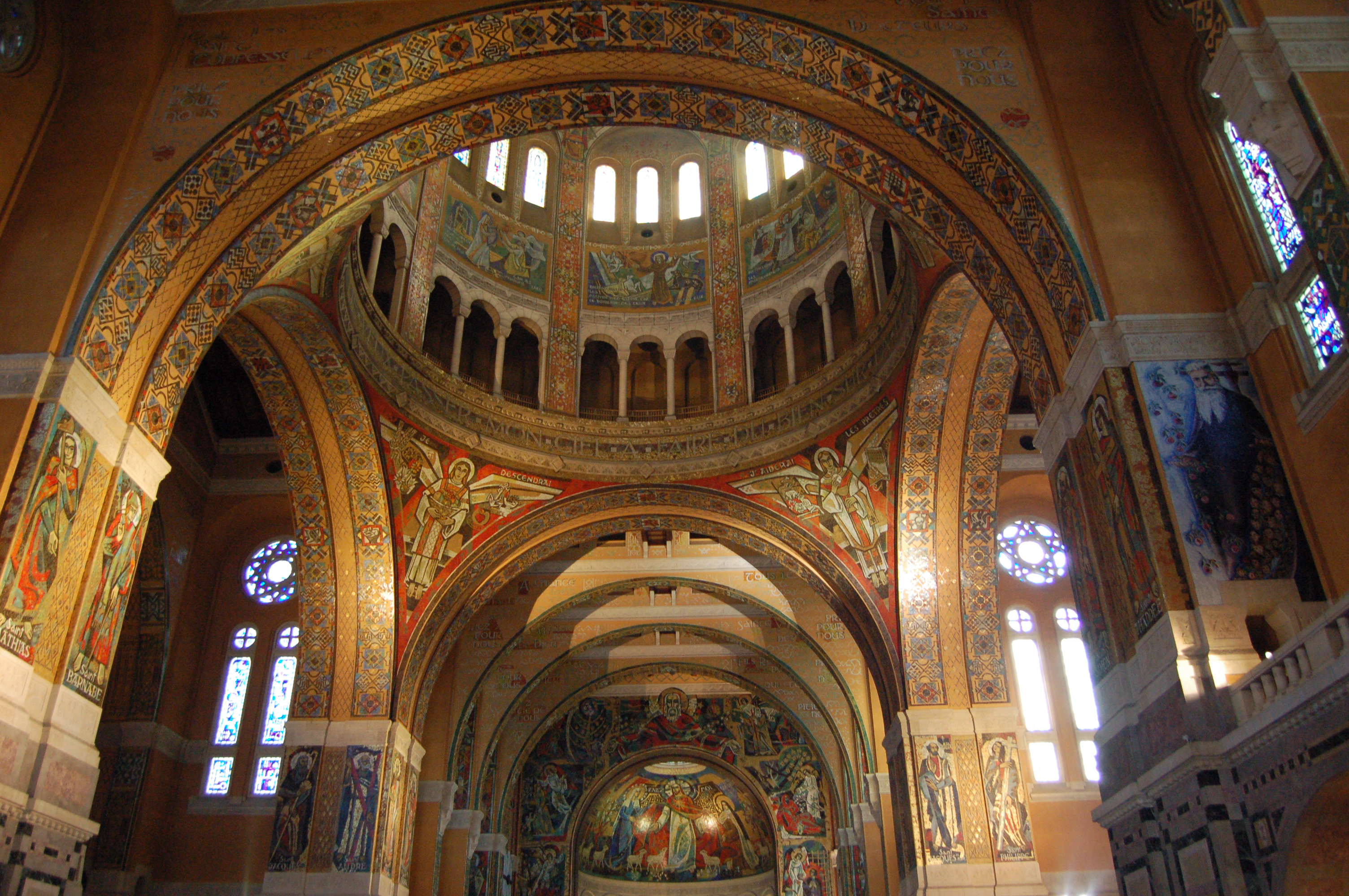 Intérieur de la basilique sainte-Thérèse Intérieur de la basilique sainte-Thérèse