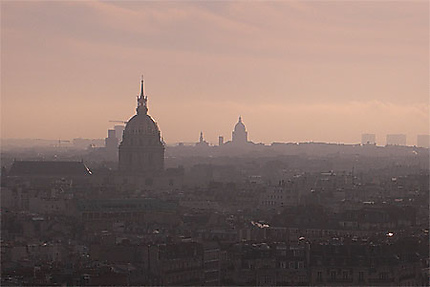 Paris dans la brume matinale