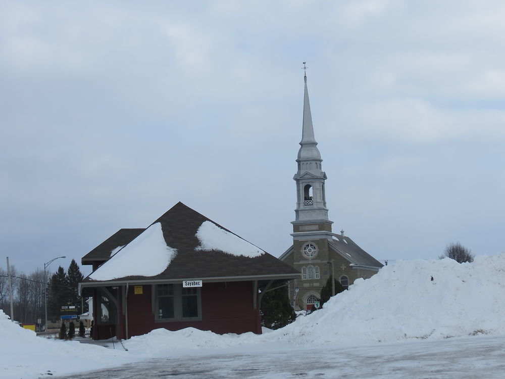 Église et gare de Sayabec