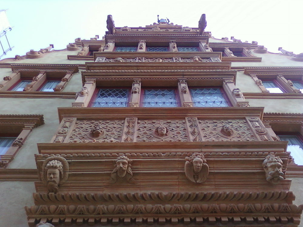 Sous le menton de la Maison des Têtes