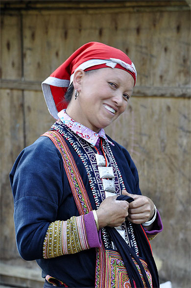 Femme Dzao rouge souriante Femme Dzao rouge souriante