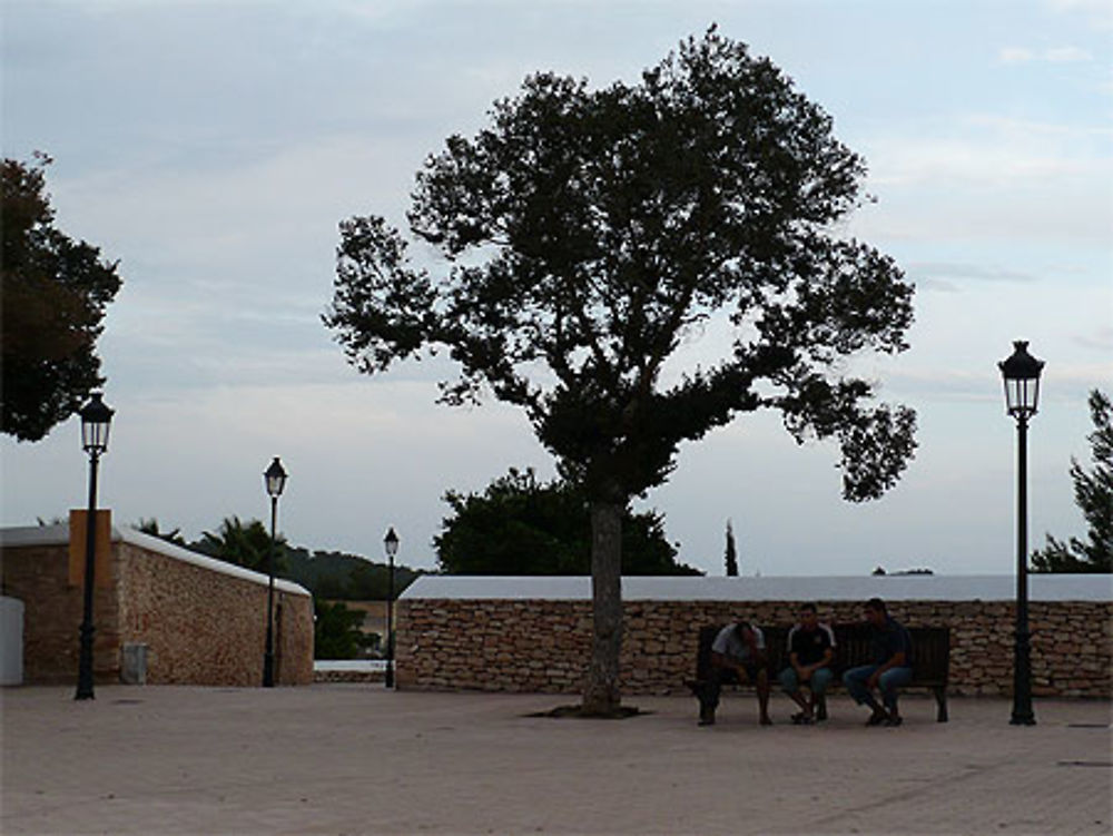 La place du village, en début de soirée