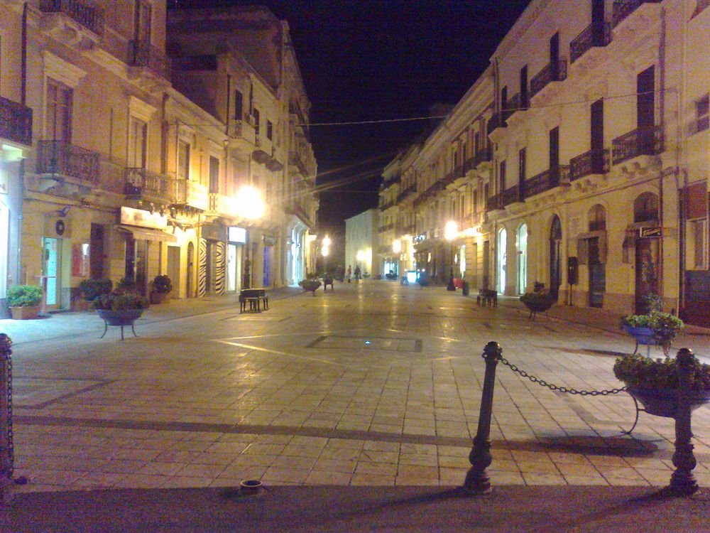 Marche dans le centre de Milazzo