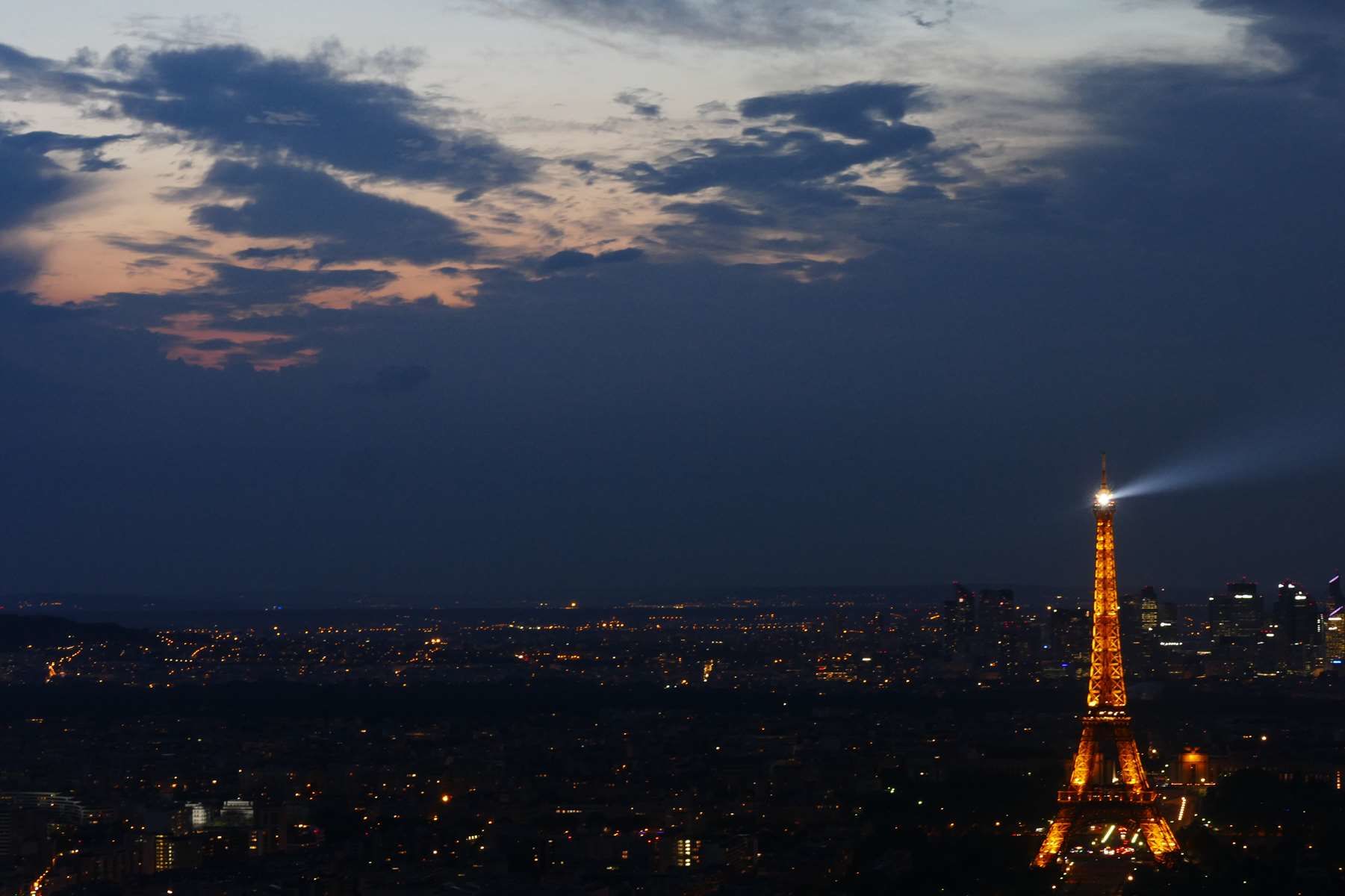 Eclipse de Lune sur la Tour Eiffel