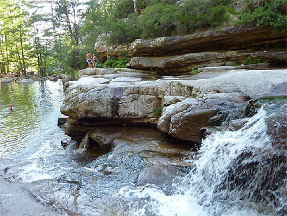 Piscine dans la forêt d'Aïtone