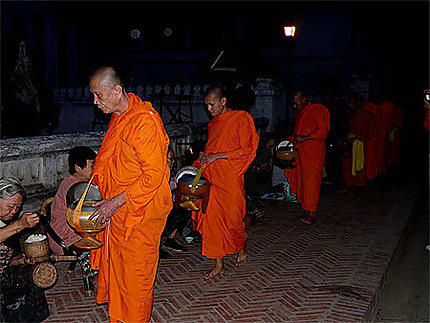 L'offrande aux moines