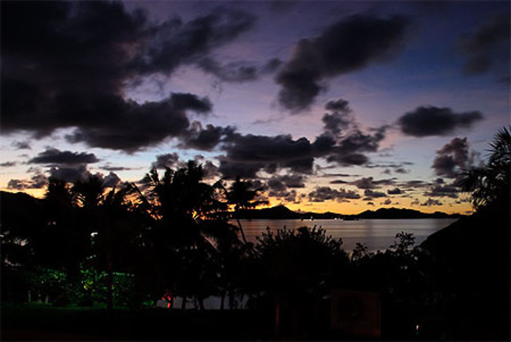 La nuit tombe sur l'Archipel