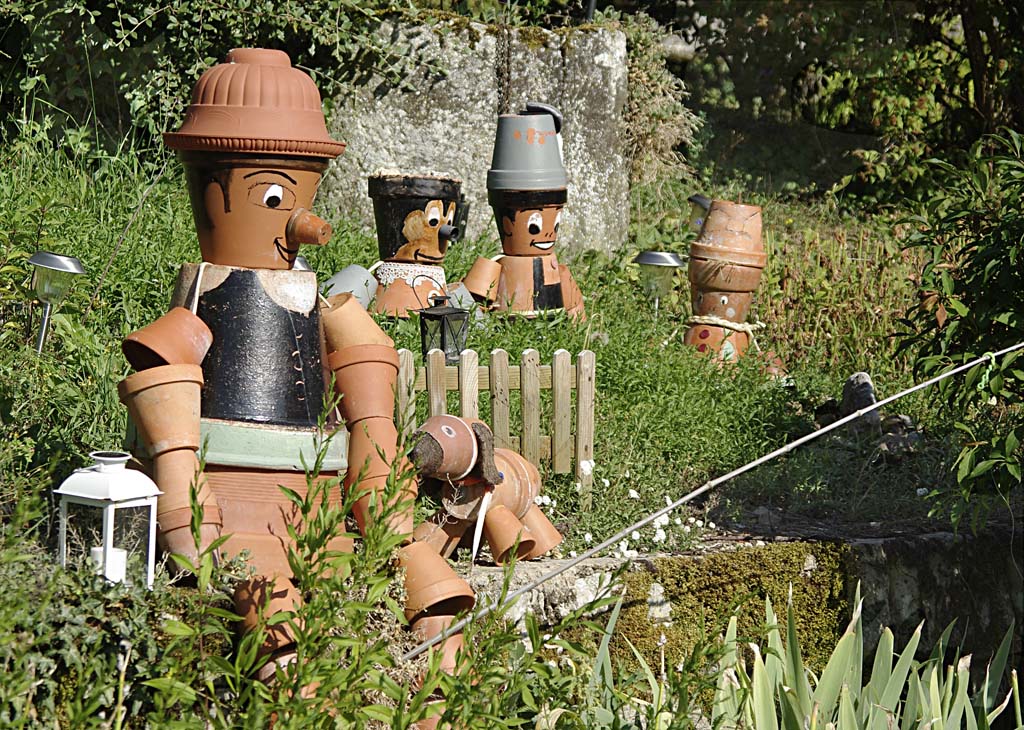 Des figures en pots de fleur