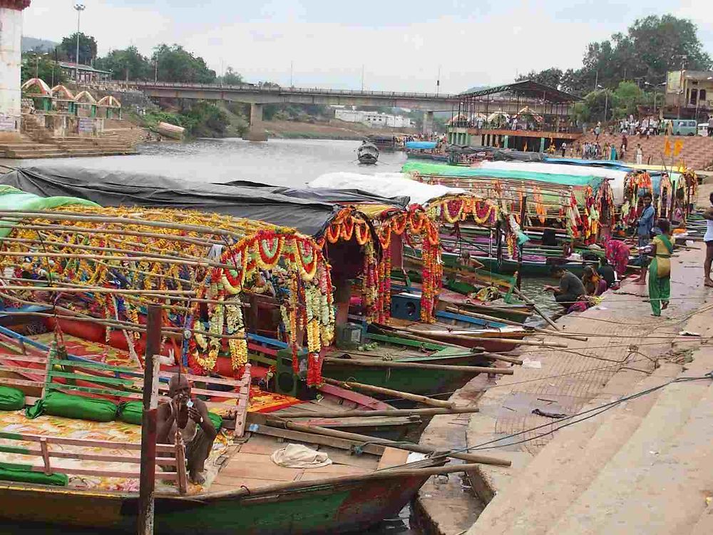 Barques colorees de chitrakoot