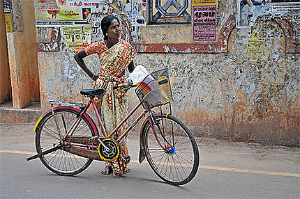 Jeune fille à la bicyclette
