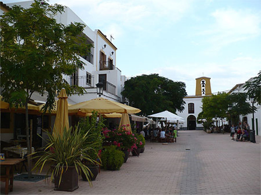 La rue centrale et l'église de Santa Gertrudis