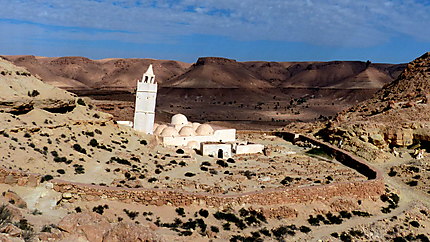 Mosquée dont le minaret est incliné vers La Mecque