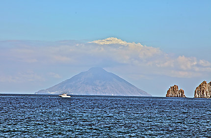 Au fond le volcan Stromboli