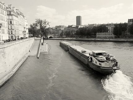 Péniche sur la Seine 