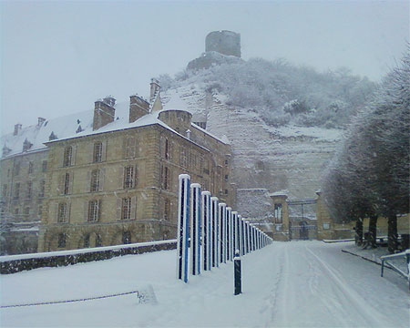 Les colonnes de Buren et château enneigés Les colonnes de Buren et château enneigés