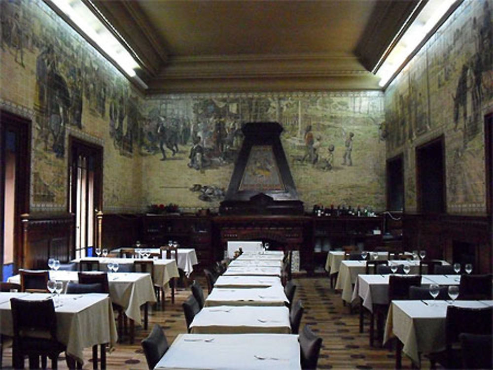 Salle de restaurant recouverte d'azulejos