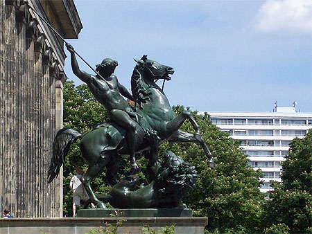 Statue devant l'Altes Museum Statue devant l'Altes Museum