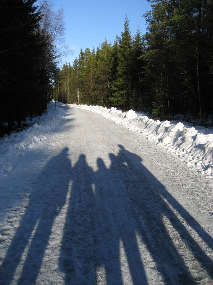 Ombre sur la route enneigée à Umeå en Suède
