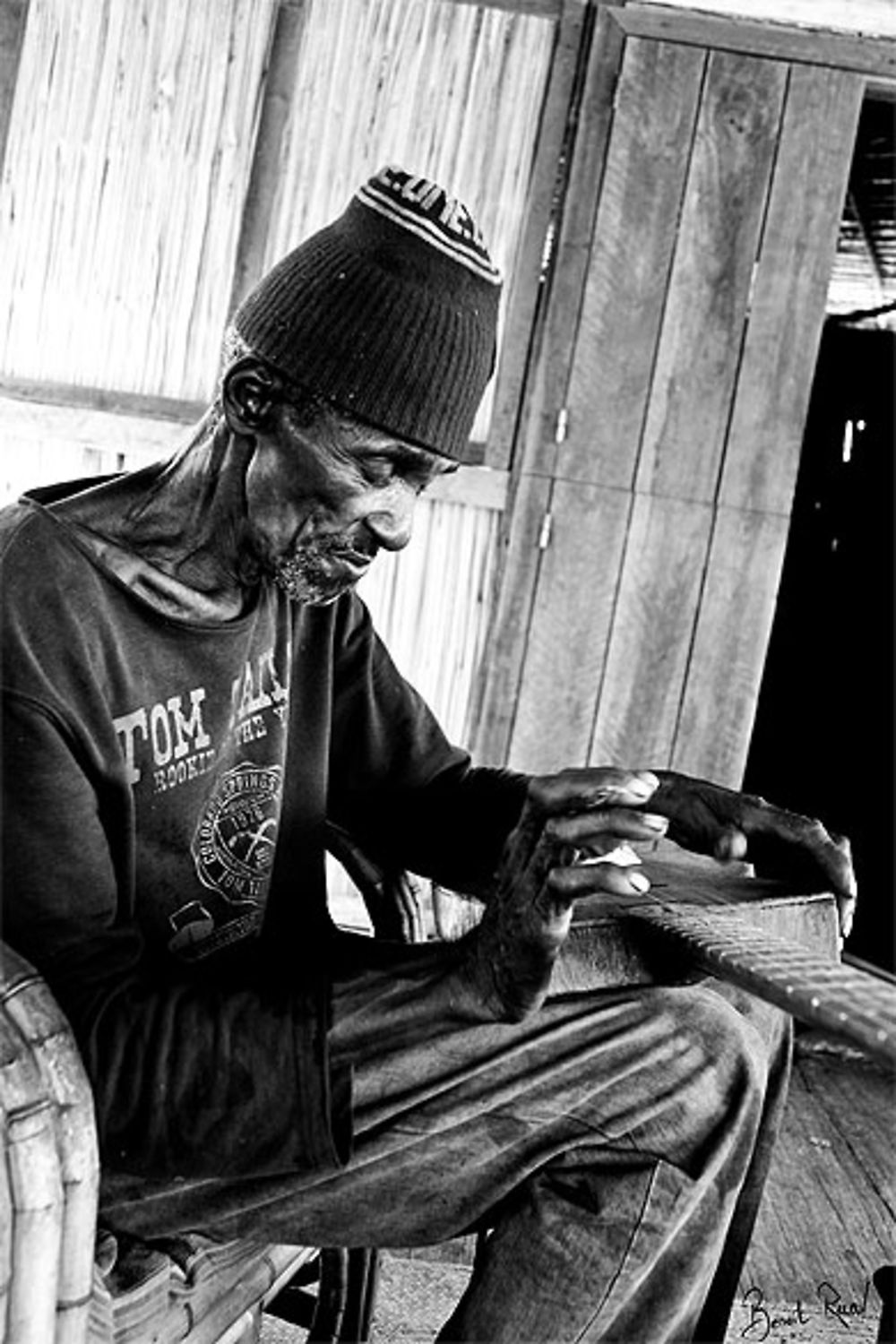 Portrait Dadabé et sa guitare