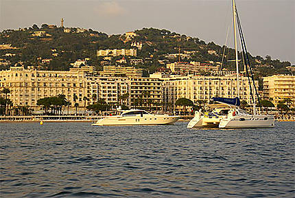 Bateaux en baie de Cannes au coucher du soleil