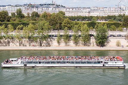 Un bateau-mouche passe sur la Seine