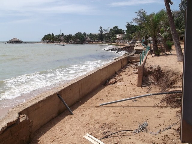 Plage de Saly : érosion Plage de Saly : érosion