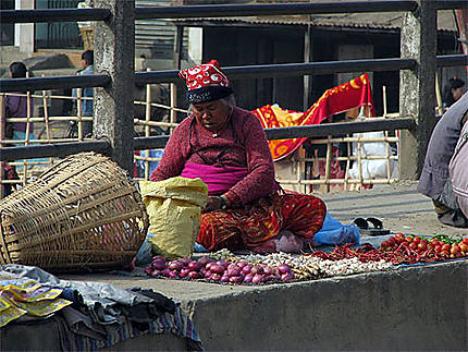 Vendeuse au bord d'une d'une route à Kathmandu
