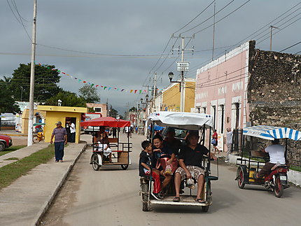 Taxis dans les ruelles du petit village d'Acanceh