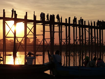 Pont U Bein au Myanmar et coucher de soleil