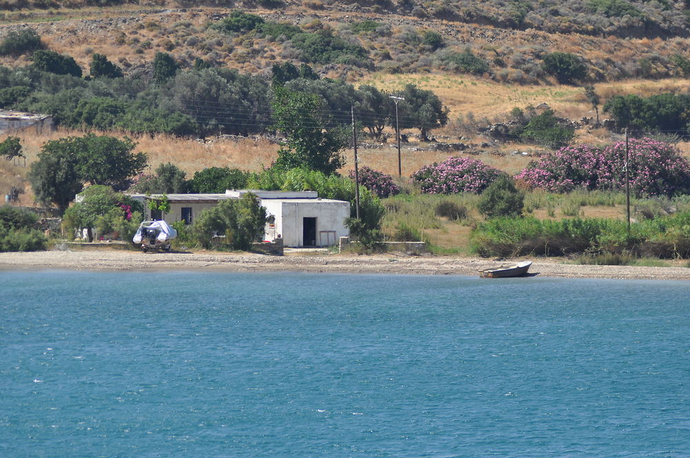 Baie de Gavrio, dans le prolongement du port