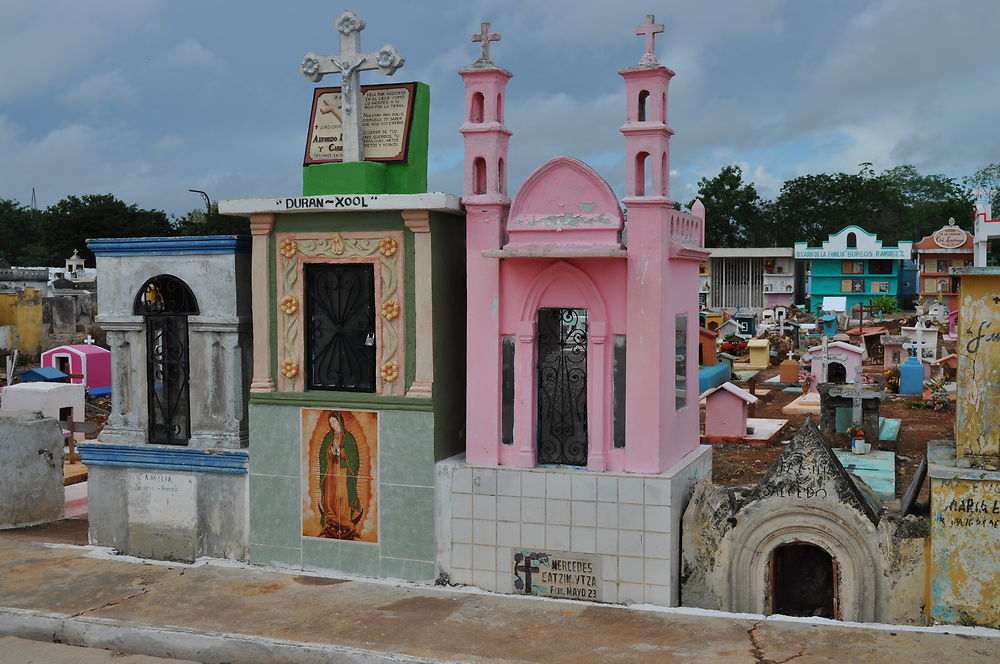 Cimetière très coloré D'Izamal