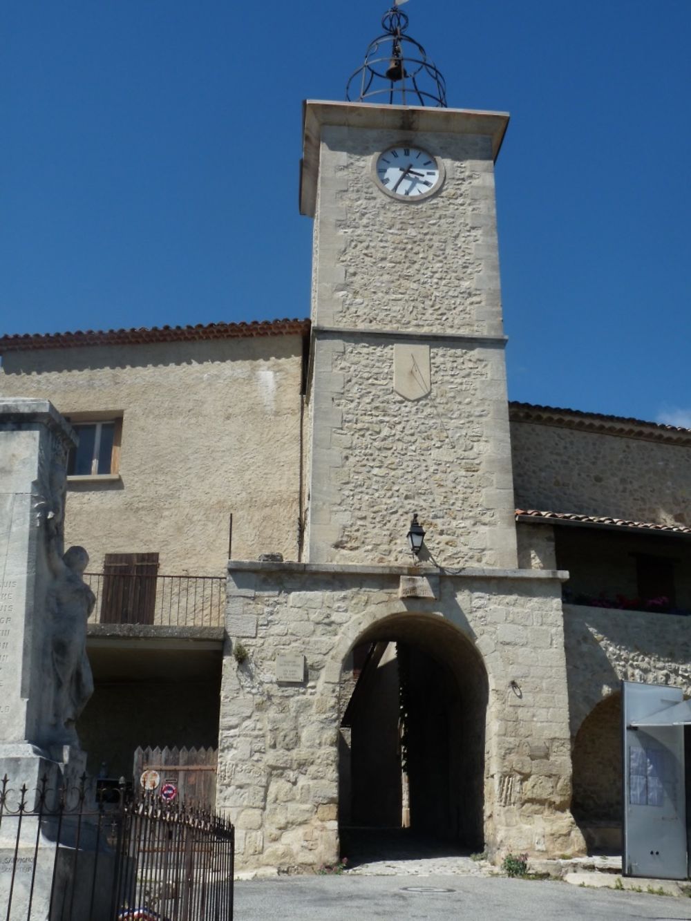 Beffroi de l'horloge du village de Lurs