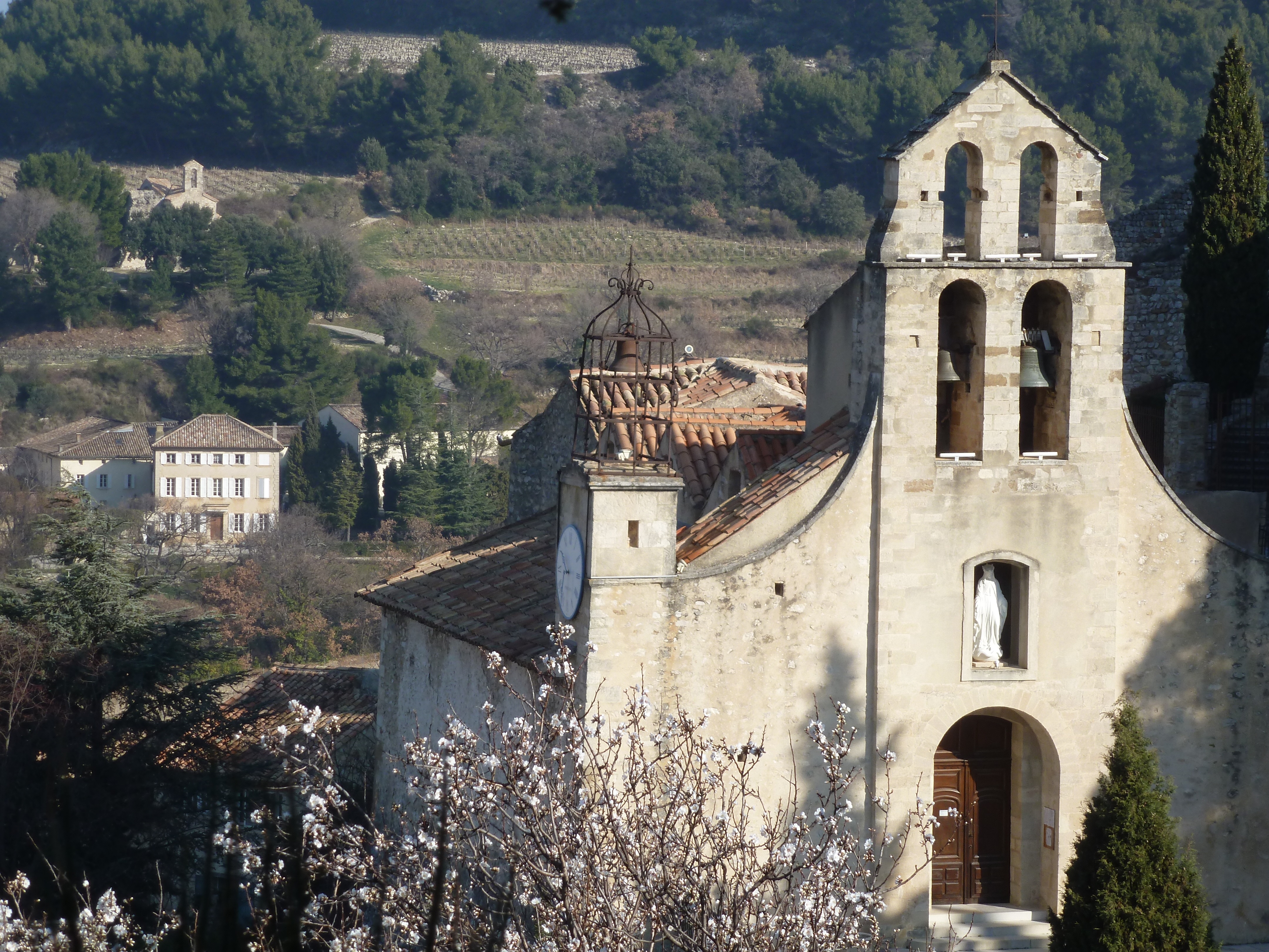 Eglise de Vénasque au printemps Eglise de Vénasque au printemps