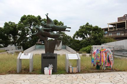 Musée de la paix à Nagasaki, statue dans le jardin