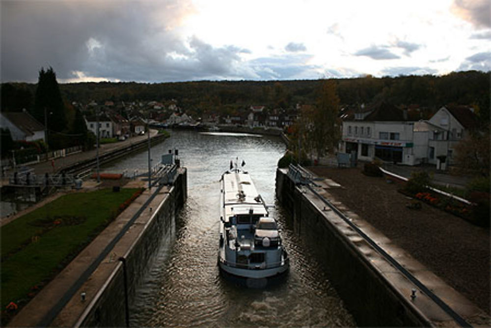 La péniche qui passe l'écluse de Janville