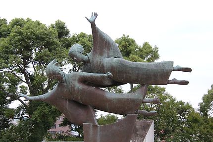 Musée de la paix à Nagasaki, statue dans le jardin