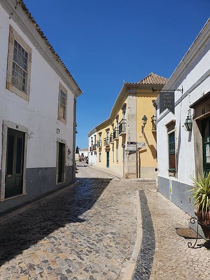 Ruelle dans la vieille ville de Faro