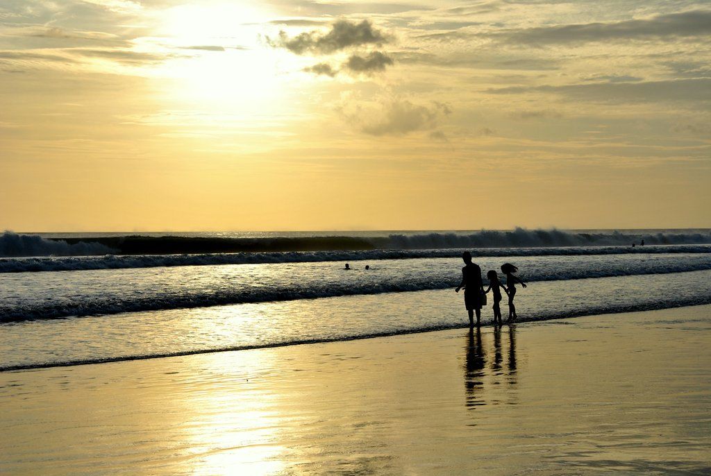 Baigneurs sur la plage de Legian