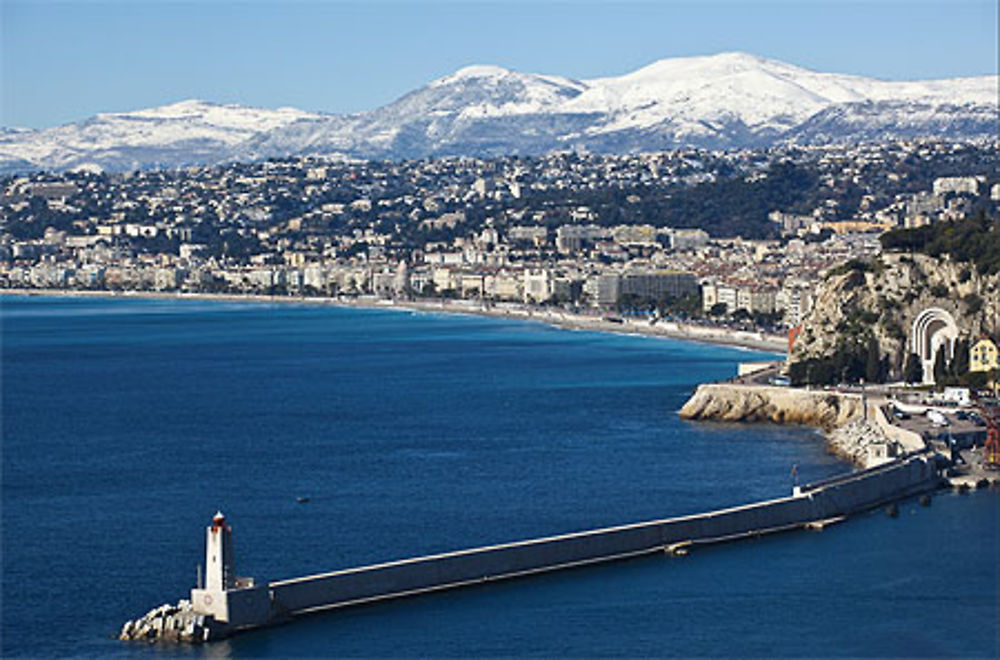 Nice la baie depuis le mont Boron avec le pic Courmette en arrière plan